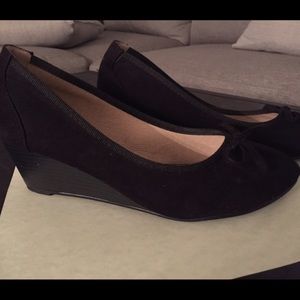 Suede wedges with bow detail