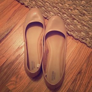 Like new nude flats