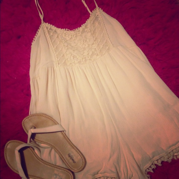 IVORY FLOWY ROMPER! 💜🌸