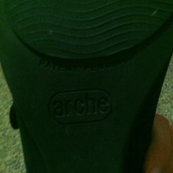 Black nubuck arche shoes size 9 or 9.5 - Picture 3 of 3