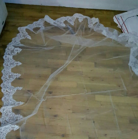 Beautiful wedding veil - Picture 2 of 3