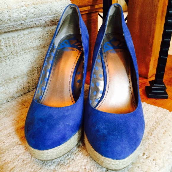 Fergalicious Blue Suade Wedges🌼