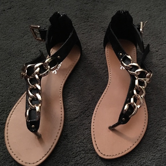 Black sandals with gold chains - Picture 1 of 4