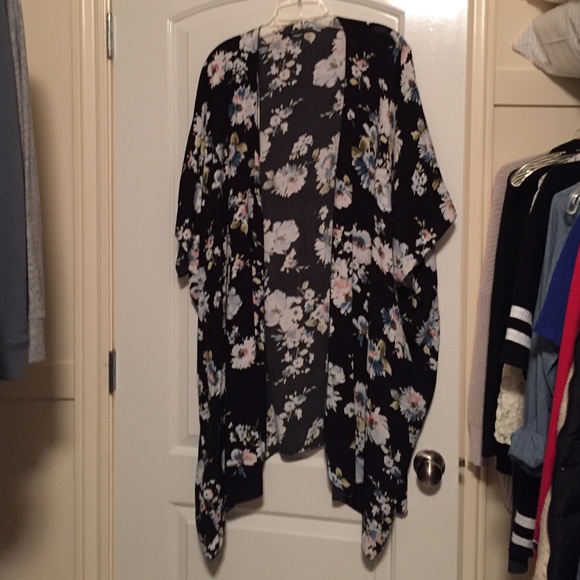 Brandy Melville Floral Kimono (long)