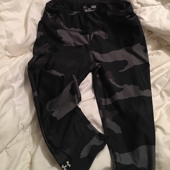 Under Armour size Small fitted camp Capri