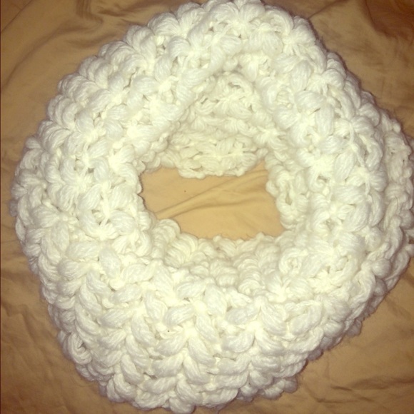 BIG FUZZY WHITE INFINITY SCARF