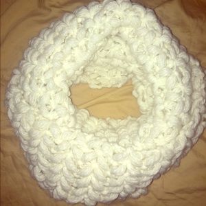 BIG FUZZY WHITE INFINITY SCARF