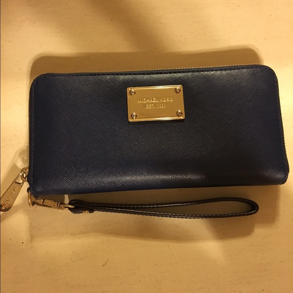 Michael Kors saffiano leather wallet with wristlet - Picture 1 of 4