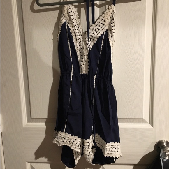 🌟🌟Navy romper with cross back - Picture 1 of 3