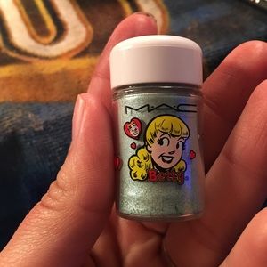 MAC Archies Girls pigment in "Lucky In Love"
