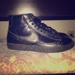 Nike WMNS Blazer Mid Leather Premium Snake Sneaker