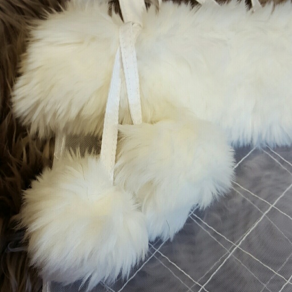 Furry white bridal winter makeup bag - Picture 3 of 3