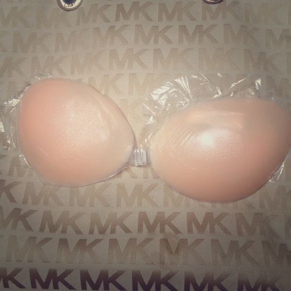 Sticky strapless bra