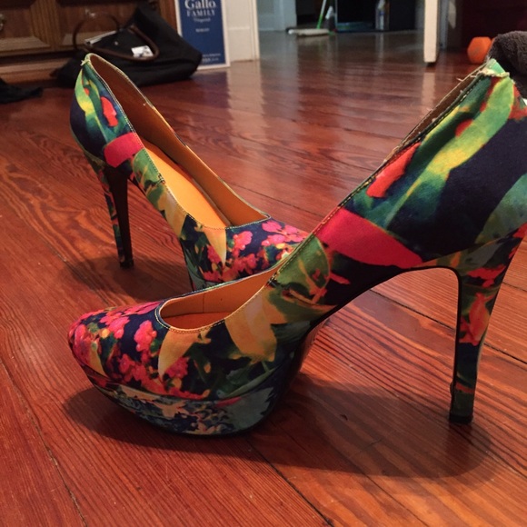 Floral print pumps