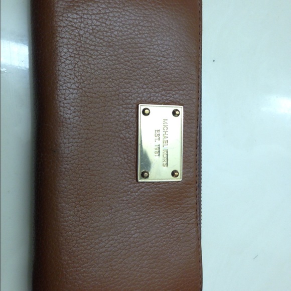 michael kors wallet!!