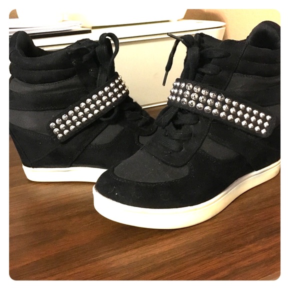 Cute Shoes with wedge.
