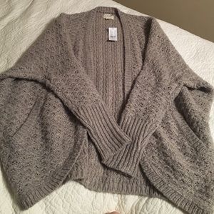 Big sweater with pockets.