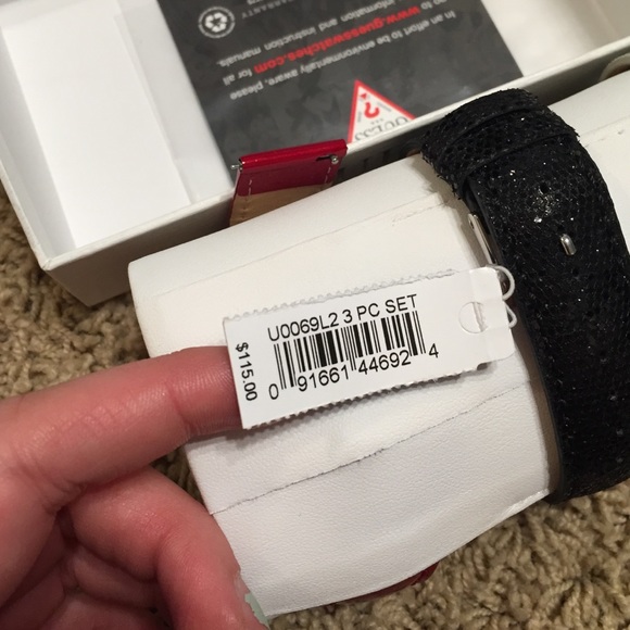 guess watch with interchangeable strap colors - Picture 2 of 2