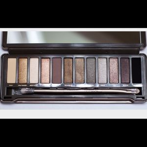 Urban Decay Naked 2 eyeshadow palette