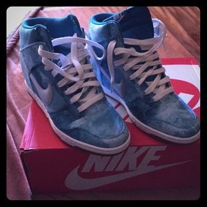 Woman's dunk sky hi print size 8 sneaker wedges