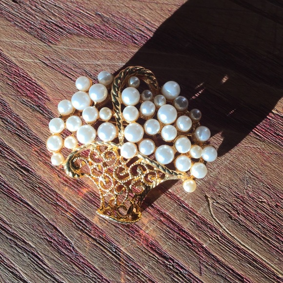 Gold pin with pearls