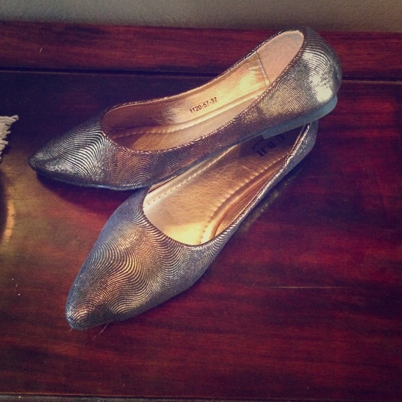 Beautiful gold and black chevron flats. Never worn