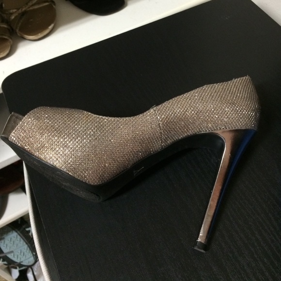 Good/pewter heels. Great condition - Picture 3 of 3