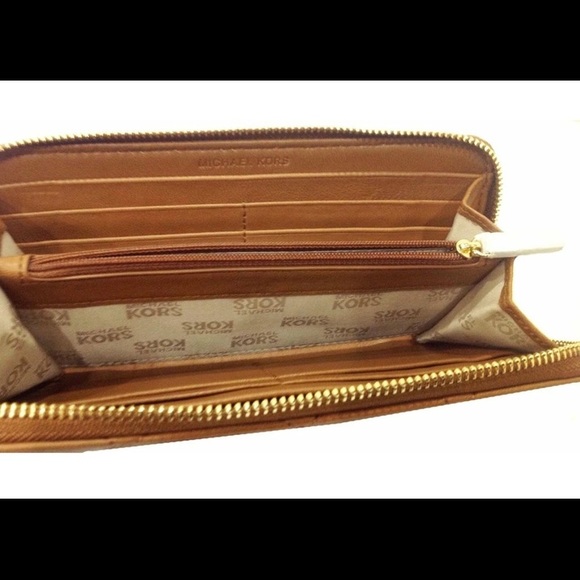 *Brand new* Michael Kors Hamilton Quilt Wallet! - Picture 3 of 4