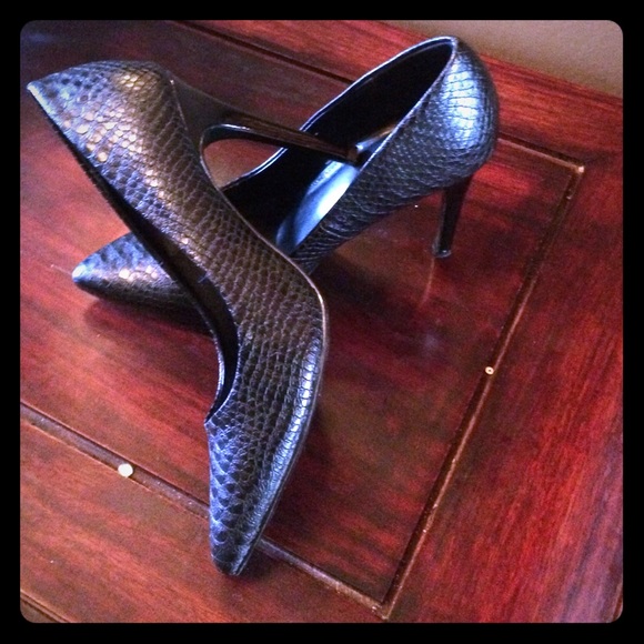 On hold! Black snack print heels