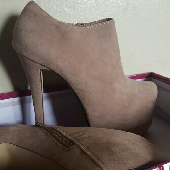 Women shoes size 8 1/2