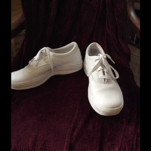 White keds  size 9 1/2 leather shoes sneakers