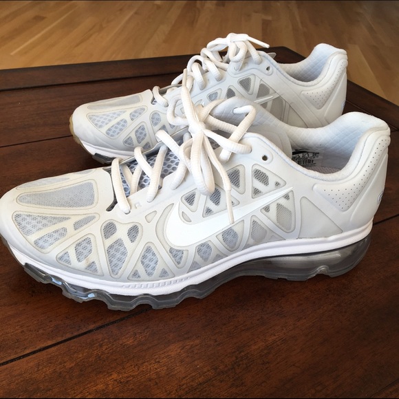 Women's NIKE AIR MAX 2011 Size 9