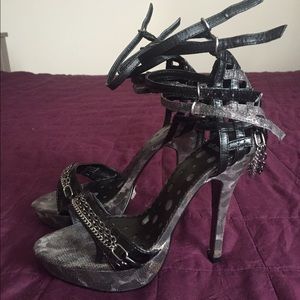 Sandals with chains in the back