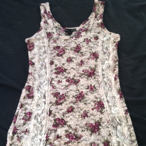 Cute lace, floral printed top!