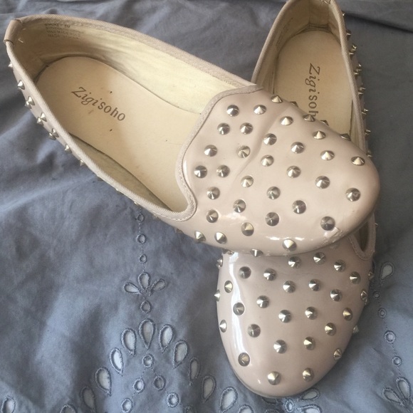 Super cute nude flats with gold studs!!✨