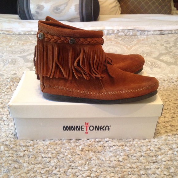 Minnetonka Hi Top Back Zip Boot