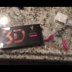 3D fiber lash mascara with free eyelash curler!