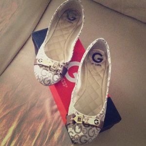 By guess flat shoes
