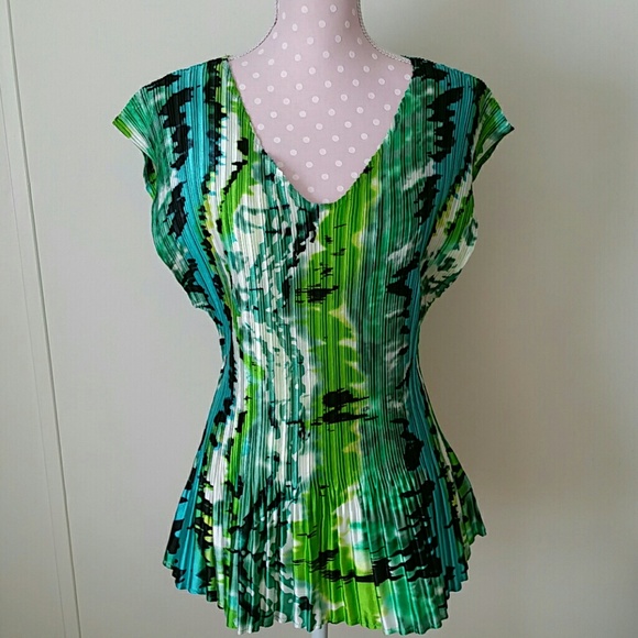 Knockout Beauty bold print sleeveless Top PLUS 1X