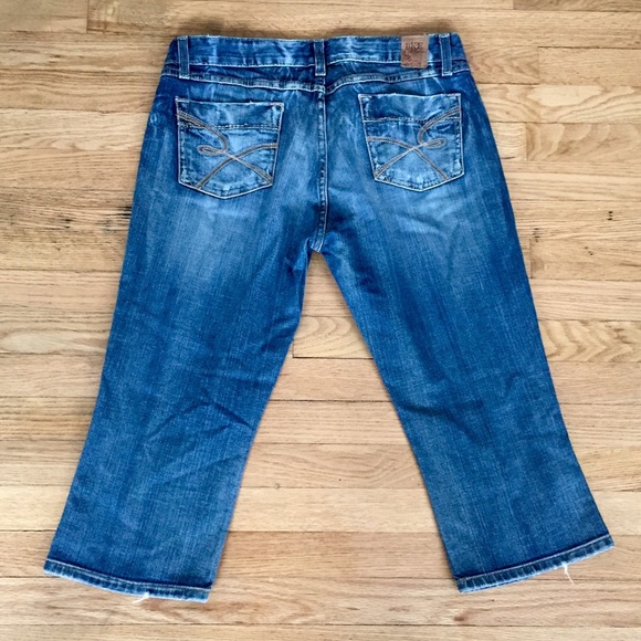 Reserved--- BKE Buckle Capri's Size 31