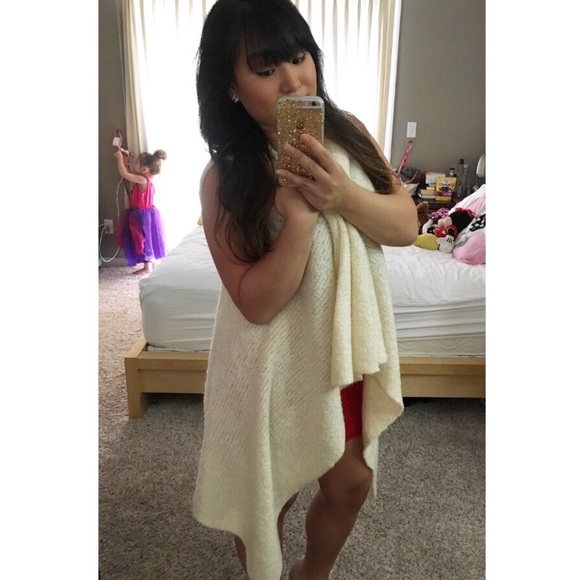 SOLD🌟Cream Sleeveless Cardigan - Picture 2 of 2
