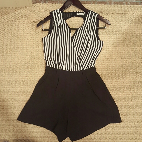 Black and white jumper ????