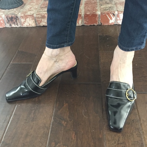 Gloria Vanderbilt size 8 black leather mules