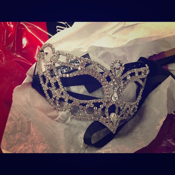 Mask - Picture 1 of 2