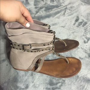 Steve Madden Gladiator sandals thong studs taupe 8
