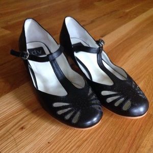 Dolce Vita T-Strap sandal heels black worn twice