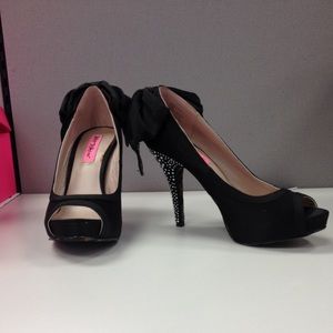 Betsey Johnson Caseyy Peep toe pumps