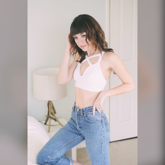 • Criss Crossed Crop Top • - Picture 3 of 4