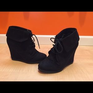Suede wedge booty black