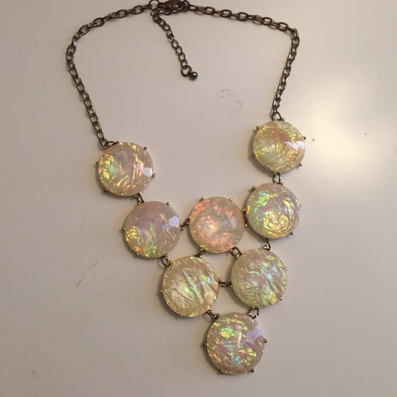 White necklace - Picture 1 of 3